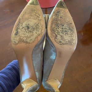 Stuart Weitzman 2 inch gold shimmer pump with bow detail